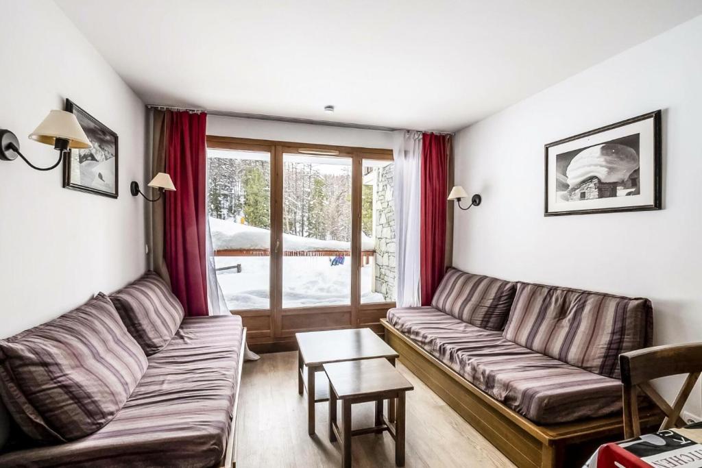 un salon avec un canapé et une table dans l'établissement Résidence L'Albane - maeva Home - 2 Pièces 5 Personnes Sélection MAE-3495, à Vars