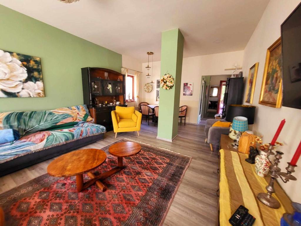 sala de estar con sofá y mesa en Sashalom Apartman en Budapest