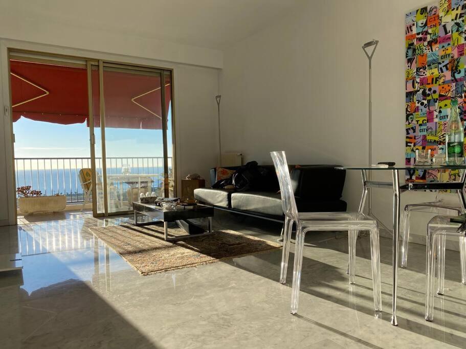 - un salon avec un canapé, une table et des chaises dans l'établissement 2-Room 60 m², Panoramic view, 2 balconies, 50m Pool, à Cagnes-sur-Mer