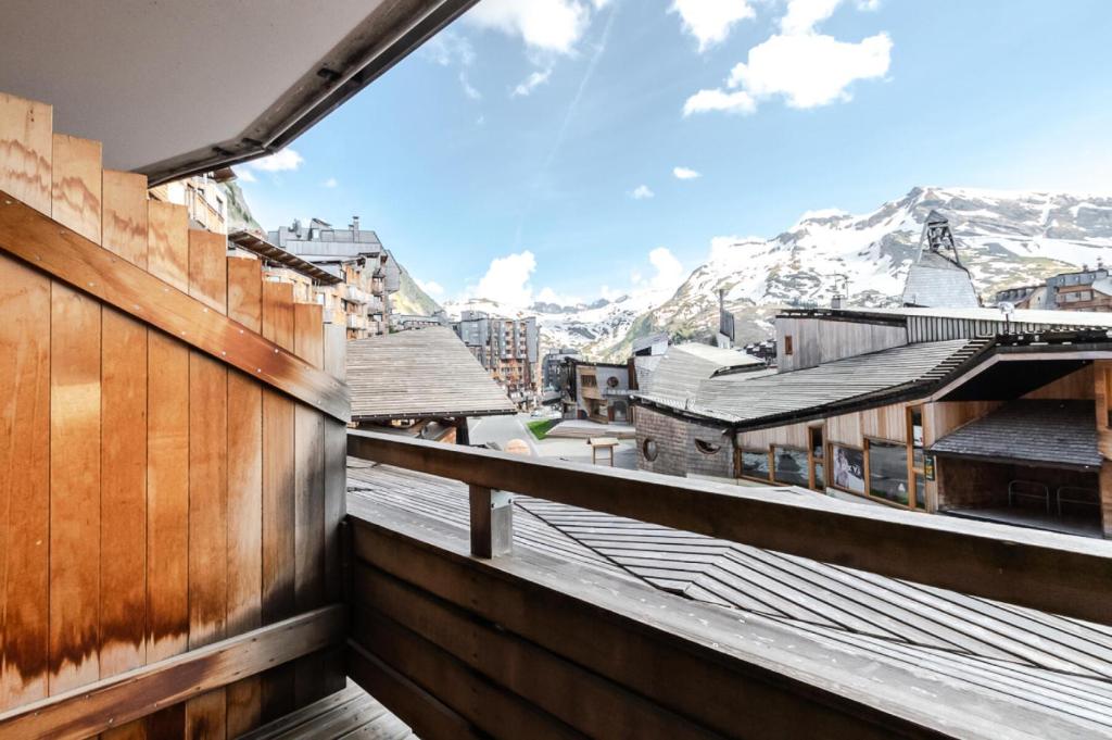 - une vue depuis le balcon d'un bâtiment avec des montagnes enneigées dans l'établissement Résidence Les Fontaines Blanches - maeva Home - 2 Pièces 4 Personnes Sélection MAE-3634, à Morzine