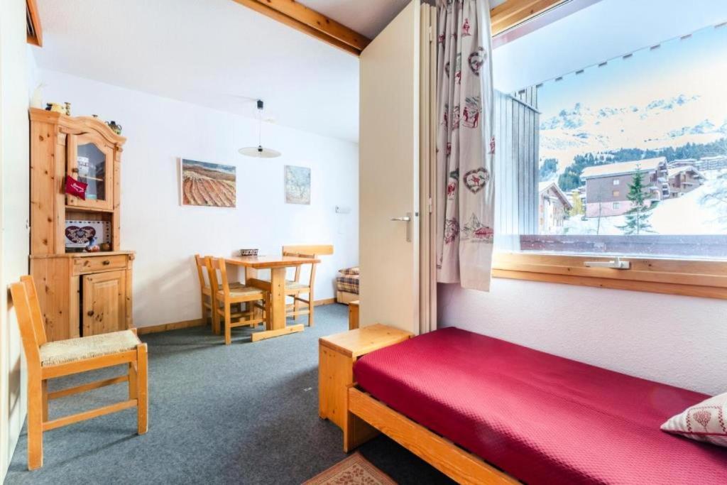 une chambre avec un lit, une fenêtre et une table dans l'établissement Quartier La Forêt - maeva Home - Studio 4 Personnes Confort MAE-3775, à Valmorel