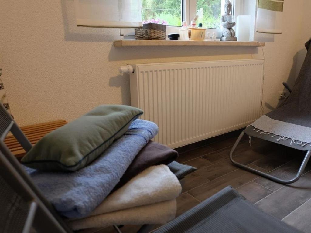 einen Haufen Kissen auf einem Zimmer in der Unterkunft Ferienhaus am Wald mit Sauna in Bad Elster