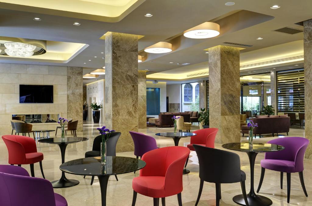 A television and/or entertainment centre at FH55 Grand Hotel Mediterraneo