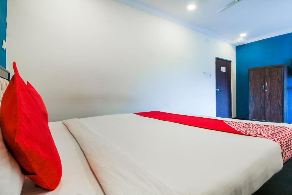 海得拉巴的住宿－Flagship Happy Guest House near LV Prasad eye Hospital，一间卧室配有一张带红色枕头的床