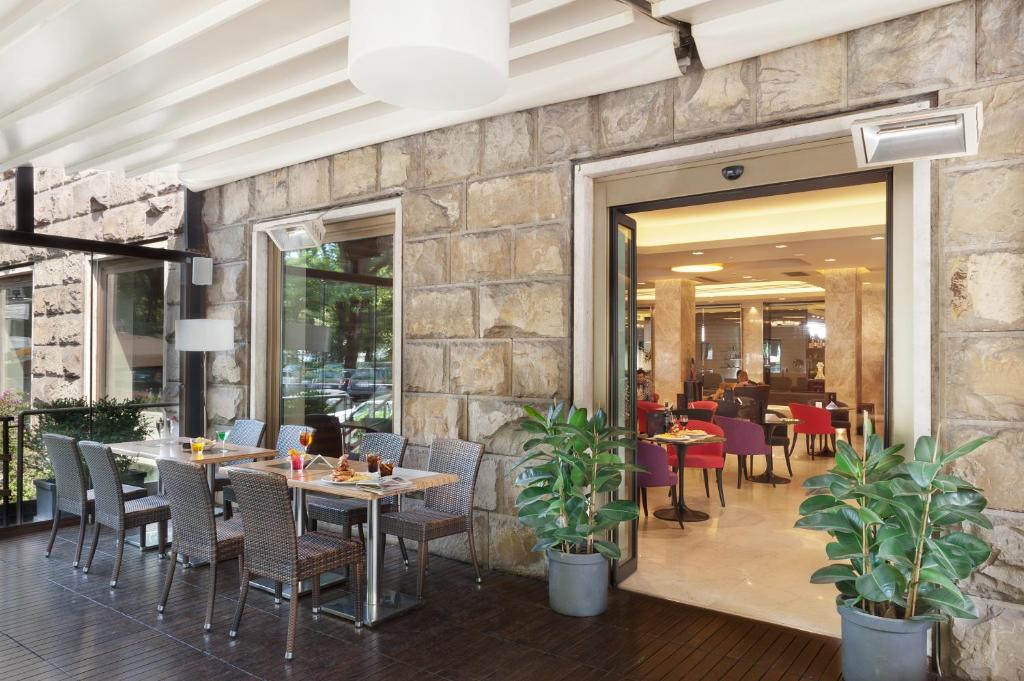 A restaurant or other place to eat at FH55 Grand Hotel Mediterraneo