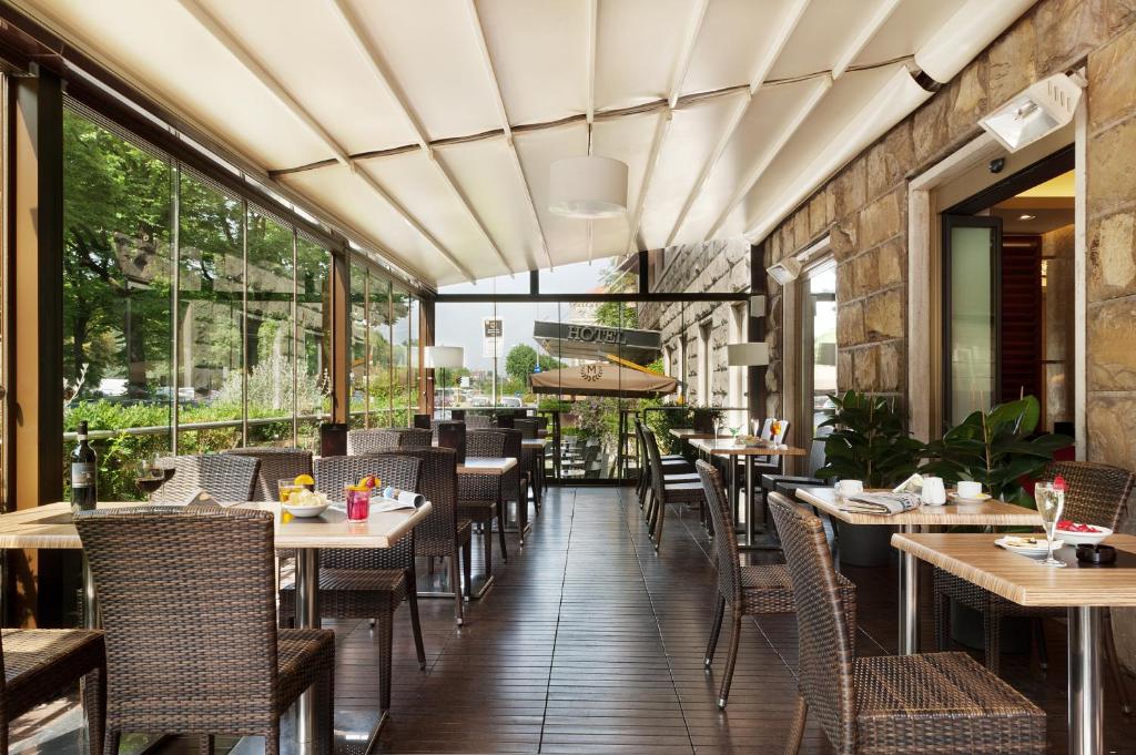 A restaurant or other place to eat at FH55 Grand Hotel Mediterraneo
