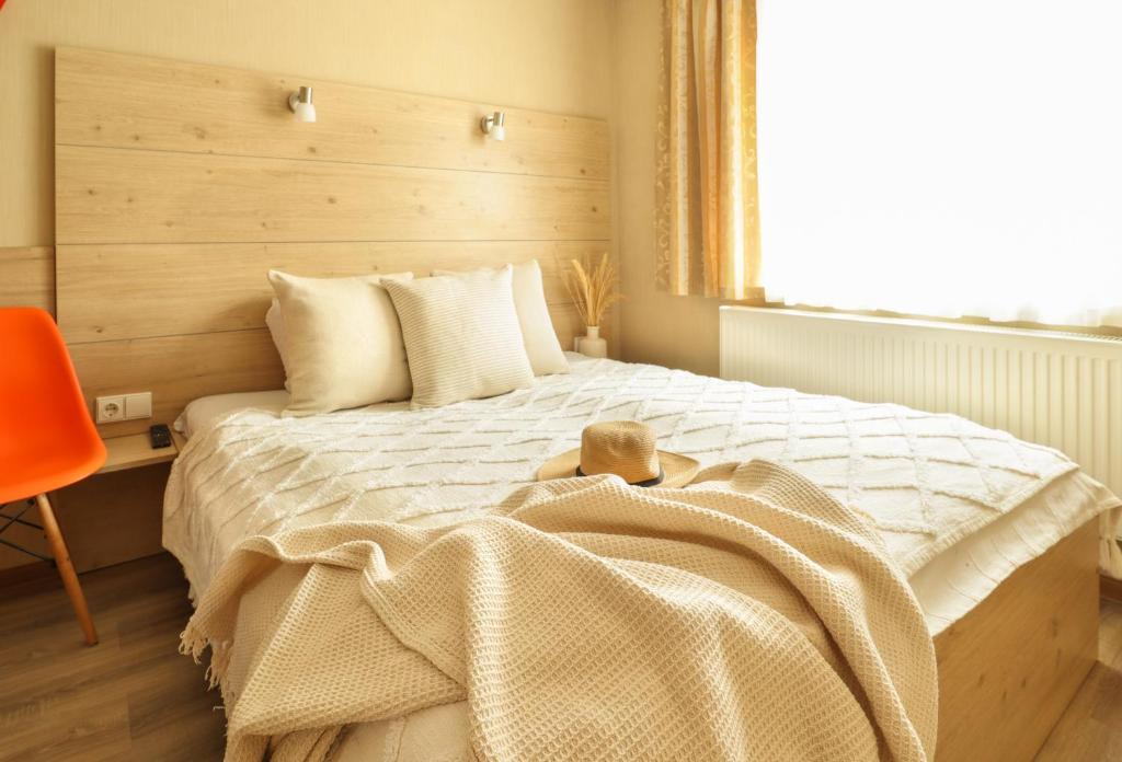 Un pat sau paturi într-o cameră la Nida Inn Self Check-in