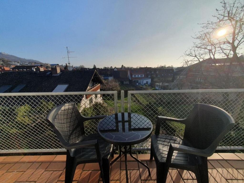 3 Stühle und ein Tisch auf einem Balkon mit Aussicht in der Unterkunft ABM Apartment 35 in Zwingenberg