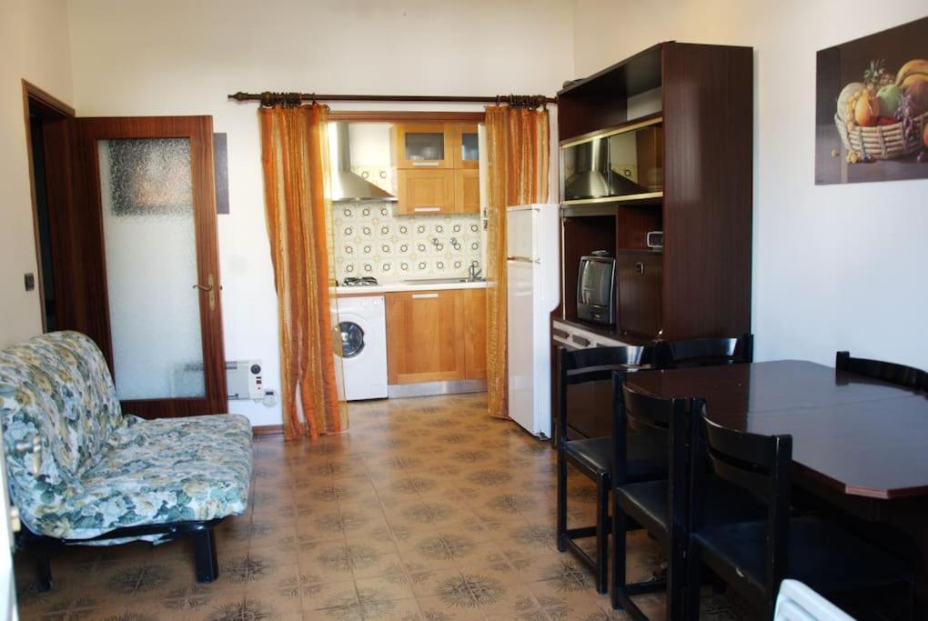 uma sala de estar com uma mesa e uma cadeira em Casa Righini, a 2 passi dal mare em Lido di Savio