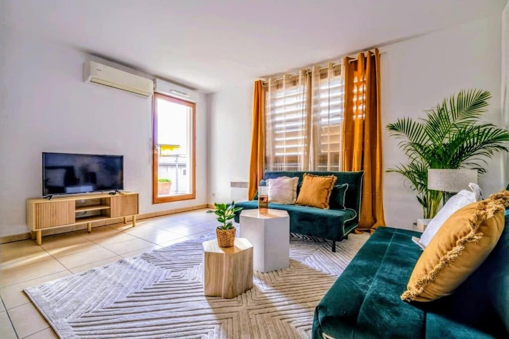 - un salon avec un canapé vert et une télévision dans l'établissement Le Rooftop Saint Charles parking privé, à Marseille