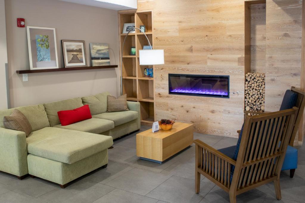 salon z kanapą i kominkiem w obiekcie Country Inn & Suites by Radisson, Wilmington, NC w mieście Wilmington