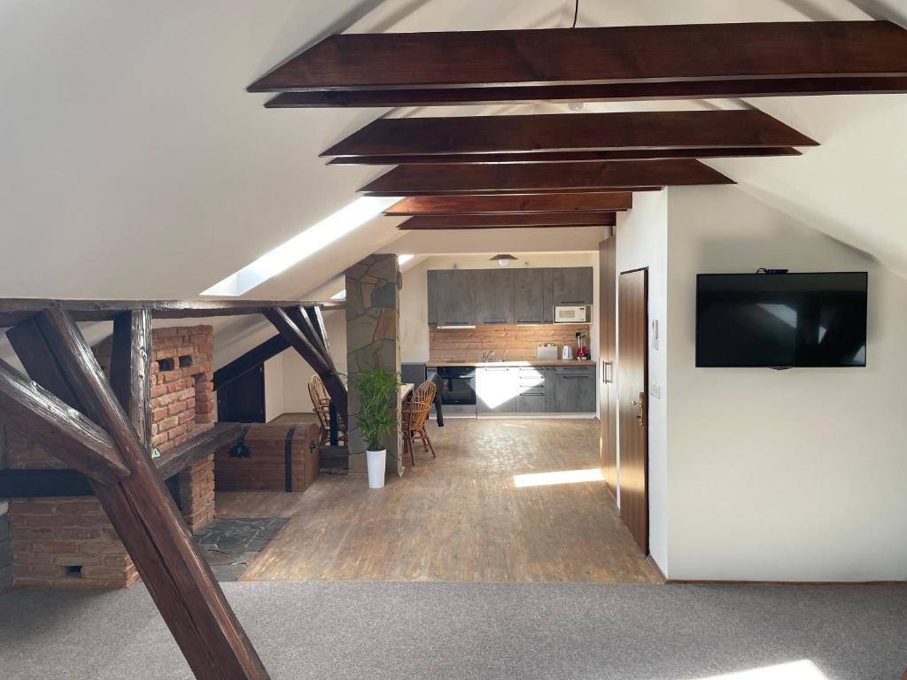 TV a/nebo společenská místnost v ubytování Apartmán pod Kňeží Horou