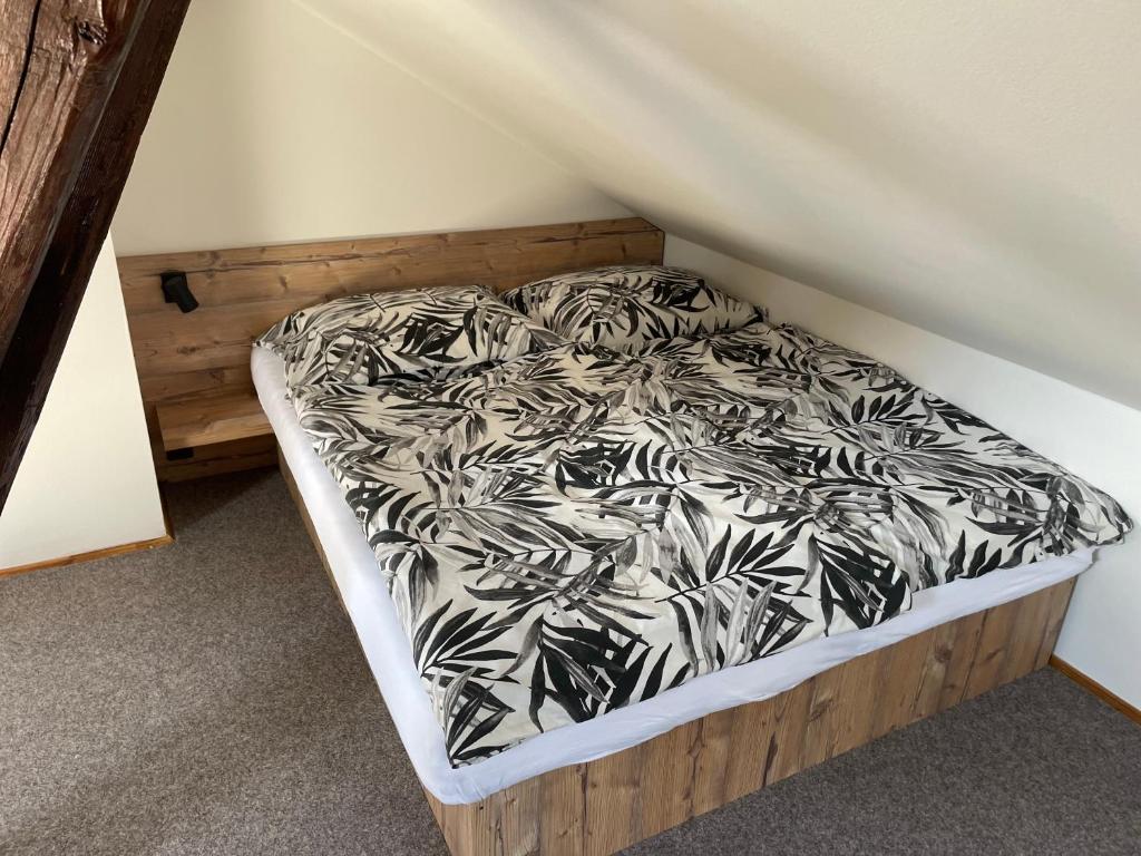 Postel nebo postele na pokoji v ubytování Apartmán pod Kňeží Horou