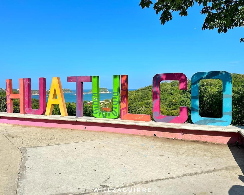 Znak z napisem hula club siedzący na ławce w obiekcie Departamento Valentina w mieście Santa Cruz Huatulco