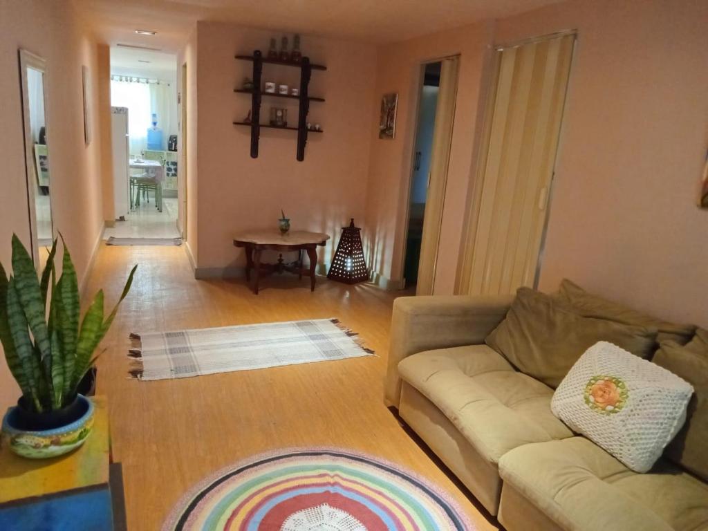 ein Wohnzimmer mit einem Sofa und einem Tisch in der Unterkunft O melhor da região! in São João de Meriti