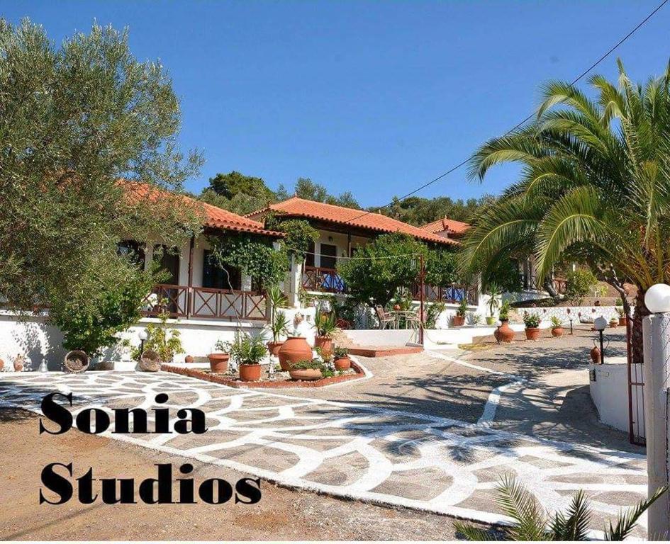een huis met een bord waarop staat Santa subilus bij Sonia Studios in Nees Kidonies