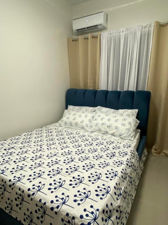 Postel nebo postele na pokoji v ubytování Casa Herminia at Bloom Residences 2Br