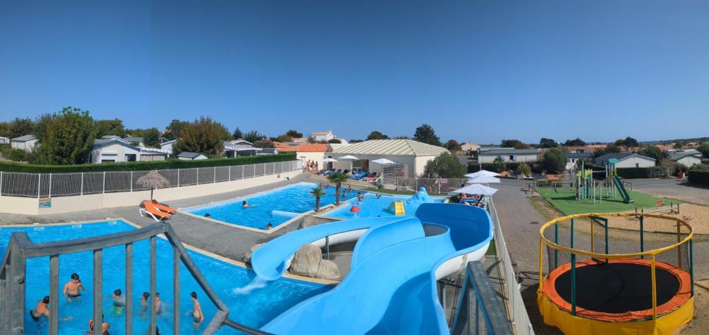 une grande piscine avec un parc aquatique dans l'établissement Mobil Home 40 Grand Confort, à Brem-sur-Mer