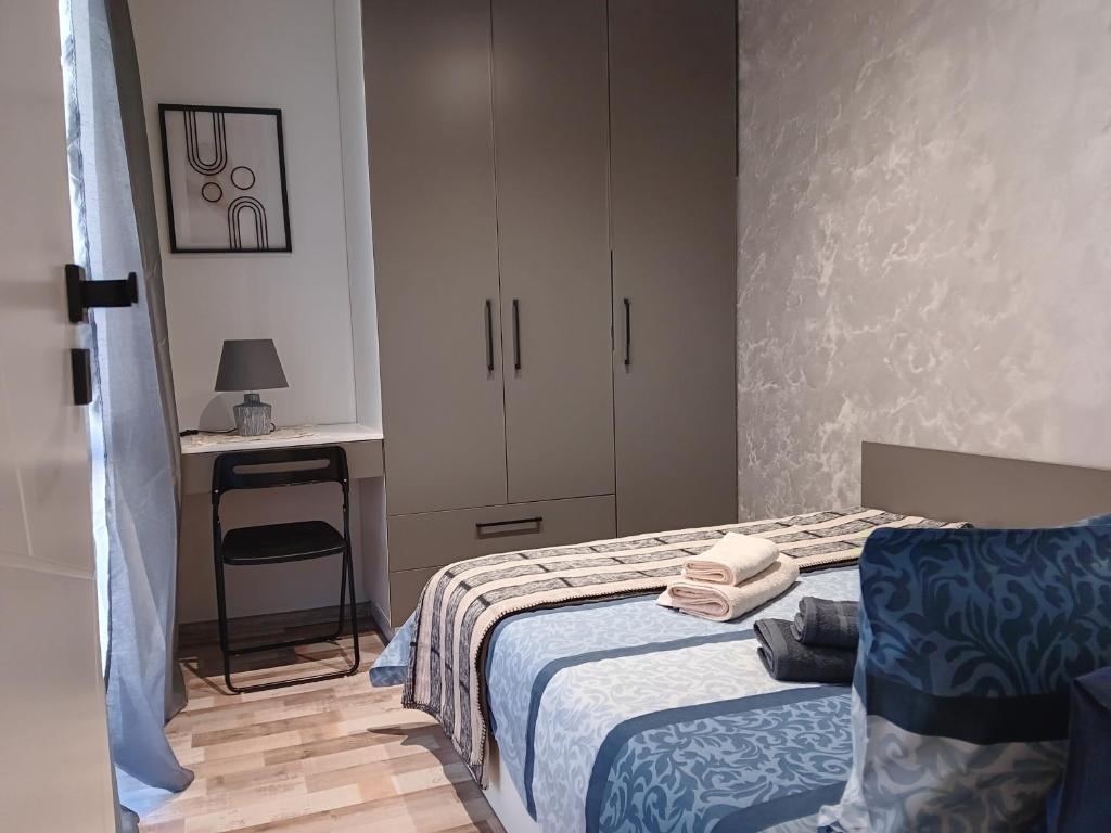 Un dormitorio pequeño con una cama y un escritorio. en Bijoux Apt in the heart of Sofia, en Sofía