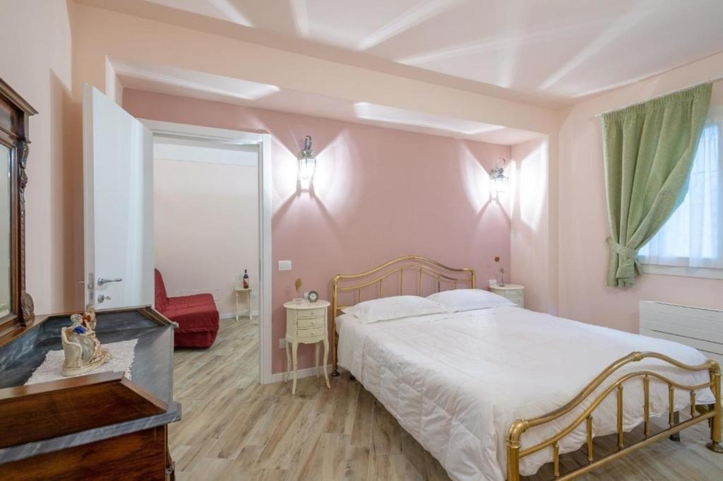 1 dormitorio con 1 cama grande y espejo en Ferienwohnung Rosa in der Residenza dei Piaceri Perduti, en Lastra a Signa