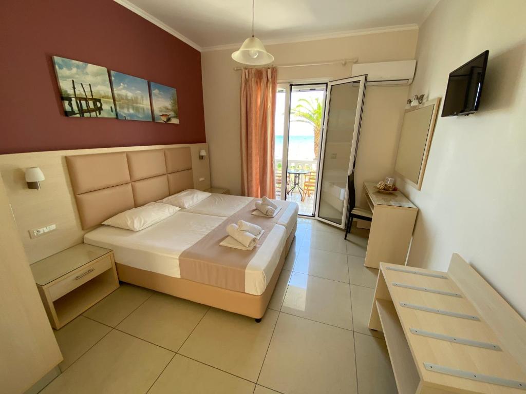 Postel nebo postele na pokoji v ubytování Roula Kotsonis Superior Apartment