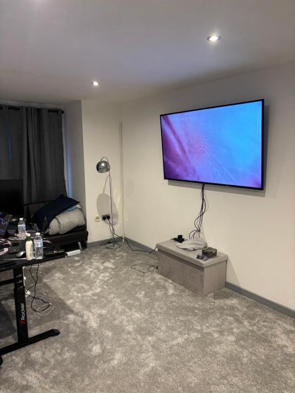 salon z dużym telewizorem z płaskim ekranem na ścianie w obiekcie Luxury 2 Bed Apartment With Parking w mieście Derby