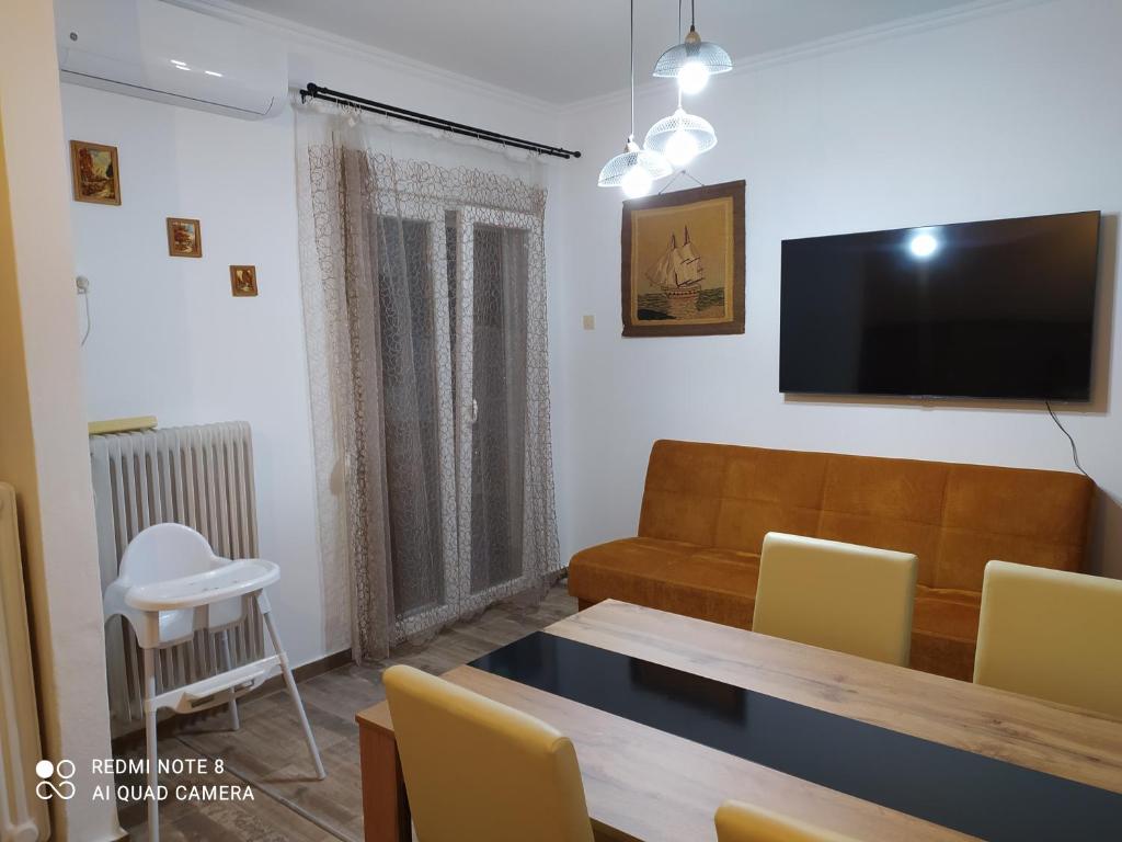 een woonkamer met een bank en een tafel bij Lukeria in Kavala