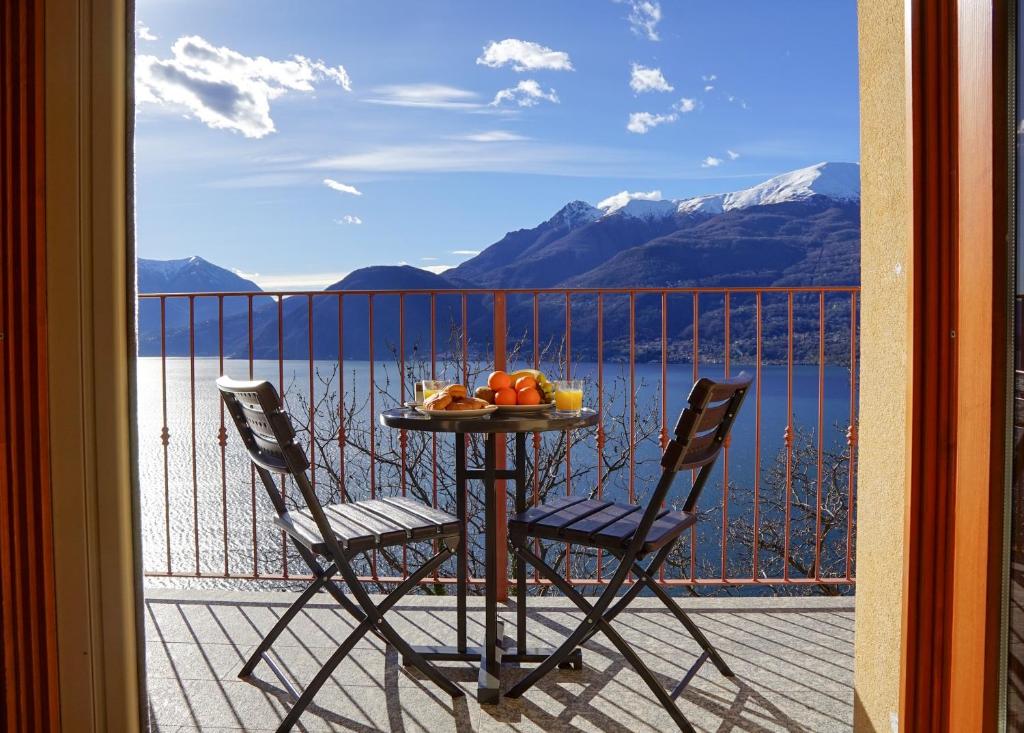 een tafel met een fruitschaal op een balkon bij Bellevue Apartment: sunset on Lake Como in Bellano