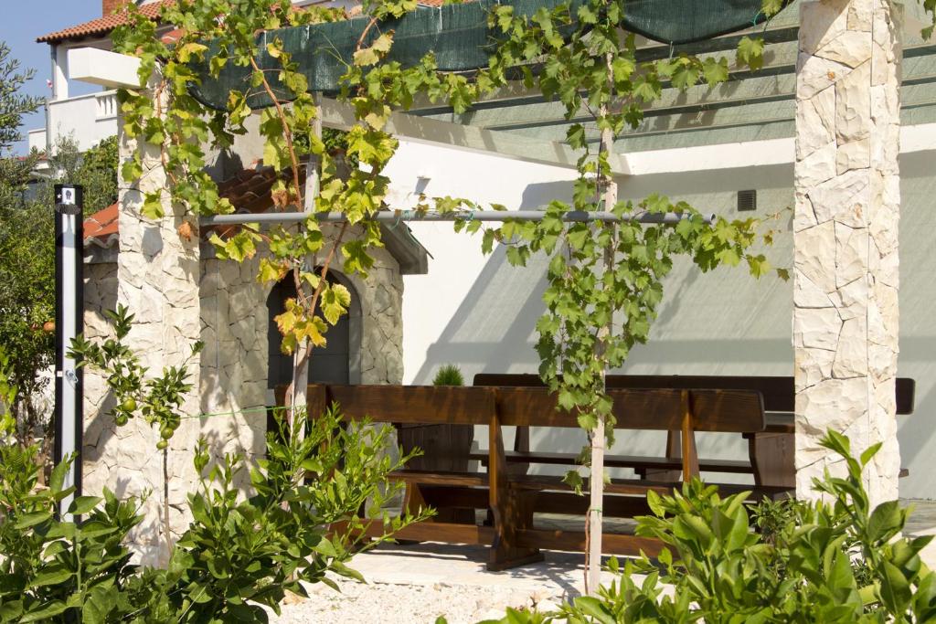 Vonkajšia záhrada v ubytovaní Apartment Sol