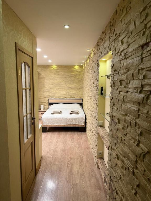 Llit o llits en una habitació de Valmiera City Center Budget Apartment
