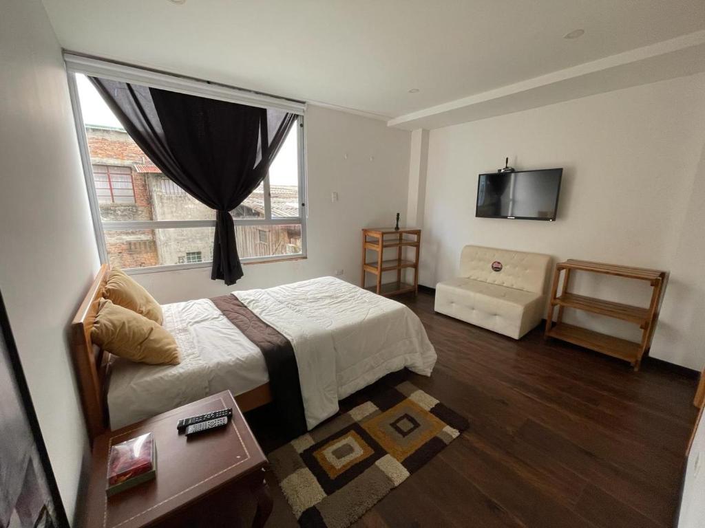 een slaapkamer met een bed en een raam bij ATHOS in Bolivia