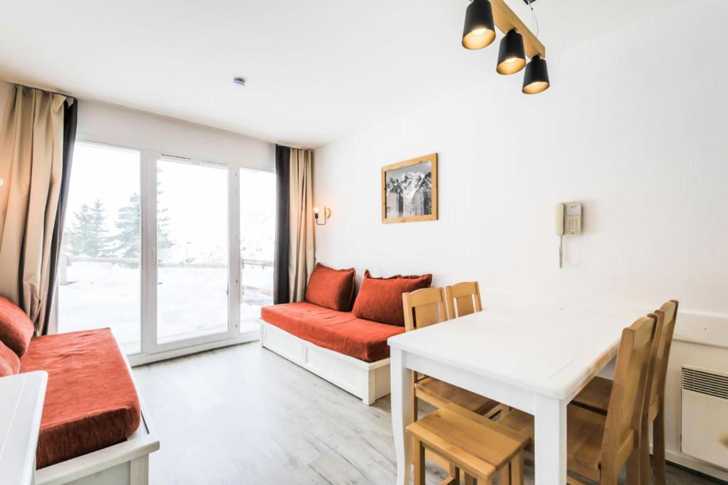 un salon avec un canapé et une table dans l'établissement Résidence Le Thabor - maeva Home - Appartement 2 pièces 5 personnes Confort MAE-2491, à Le Désert