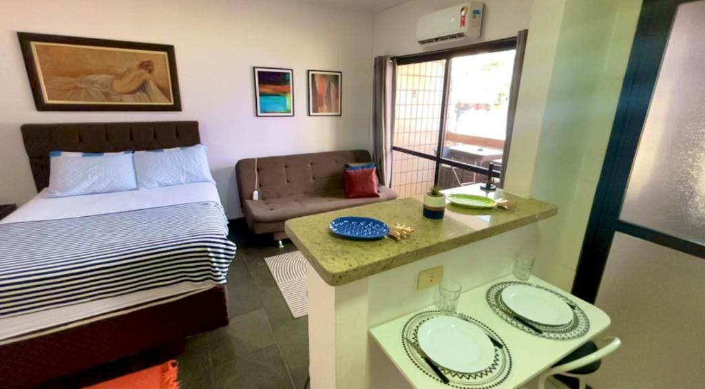 ein kleines Schlafzimmer mit einem Bett und einem Waschbecken in der Unterkunft RAVENA 11 in Ribeirão Preto