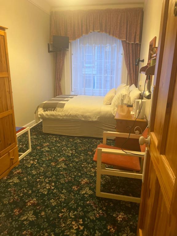 Postel nebo postele na pokoji v ubytování Ashmore House Cashel