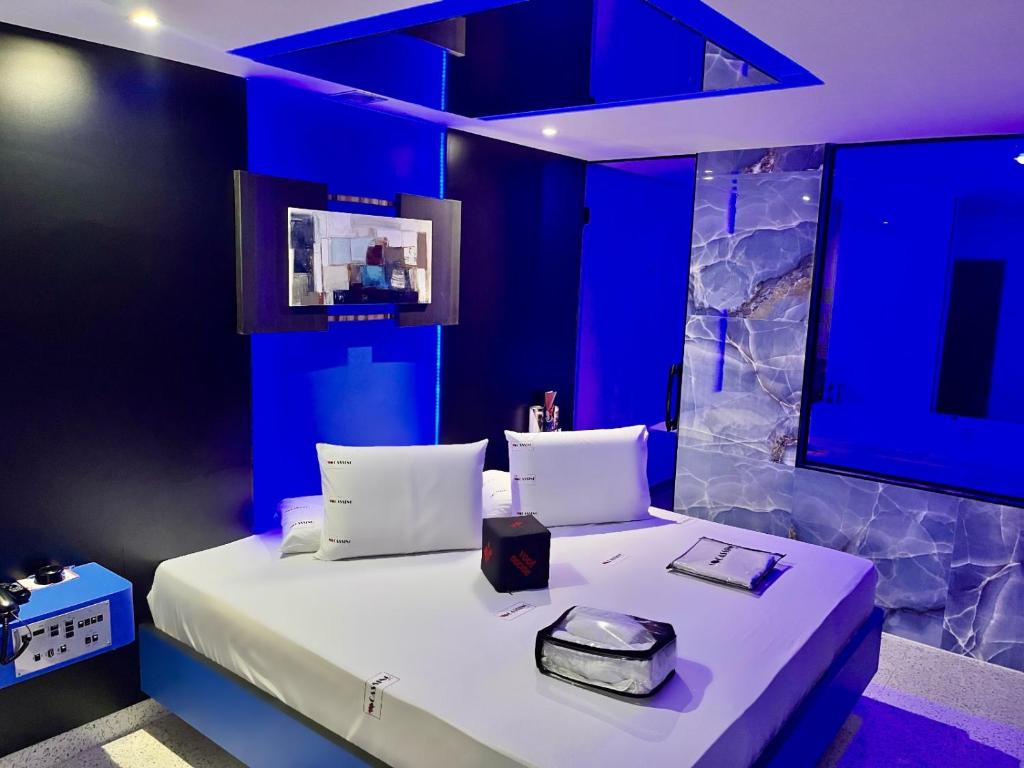 um quarto azul com uma cama com uma caixa em Cassino Motel 5 em Santo André