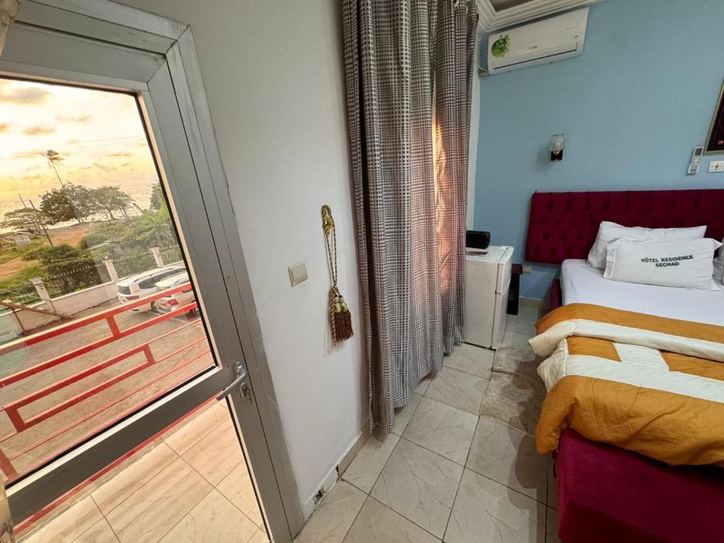 Pokój hotelowy z 2 łóżkami i balkonem w obiekcie SEGMAD HOTEL w mieście Kribi