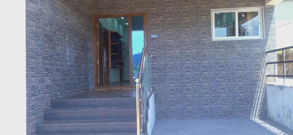 烏蒂的住宿－Sandy Luxury 4 Bhk Villa，通往砖砌建筑的楼梯门