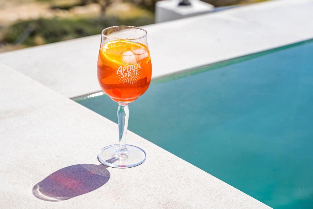 Nápoje v ubytování Lithos Luxury Pool Villa
