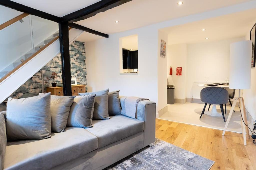 ein Wohnzimmer mit einem Sofa und einem Schreibtisch in der Unterkunft FORD GATE - Modern Luxury Cottage based in Holmfirth in Holmfirth