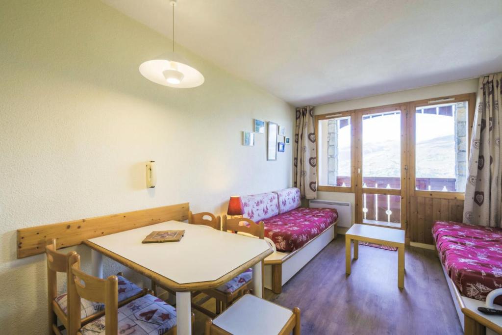 un salon avec un canapé et une table dans l'établissement Résidence Le Sextant - maeva Home - Studio 4 Personnes - Confort MAE-7964, à La Plagne Tarentaise