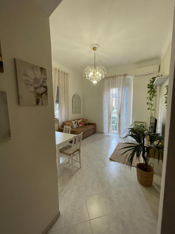comedor y sala de estar con lámpara de araña en La casa di Paloma, en La Spezia
