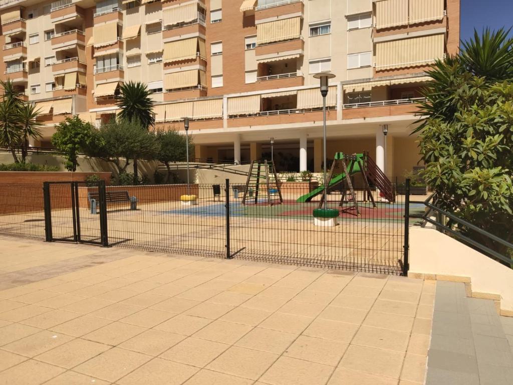 Detský kútik v ubytovaní Garden Teatinos, apartamento con piscina, aparcamiento y AC