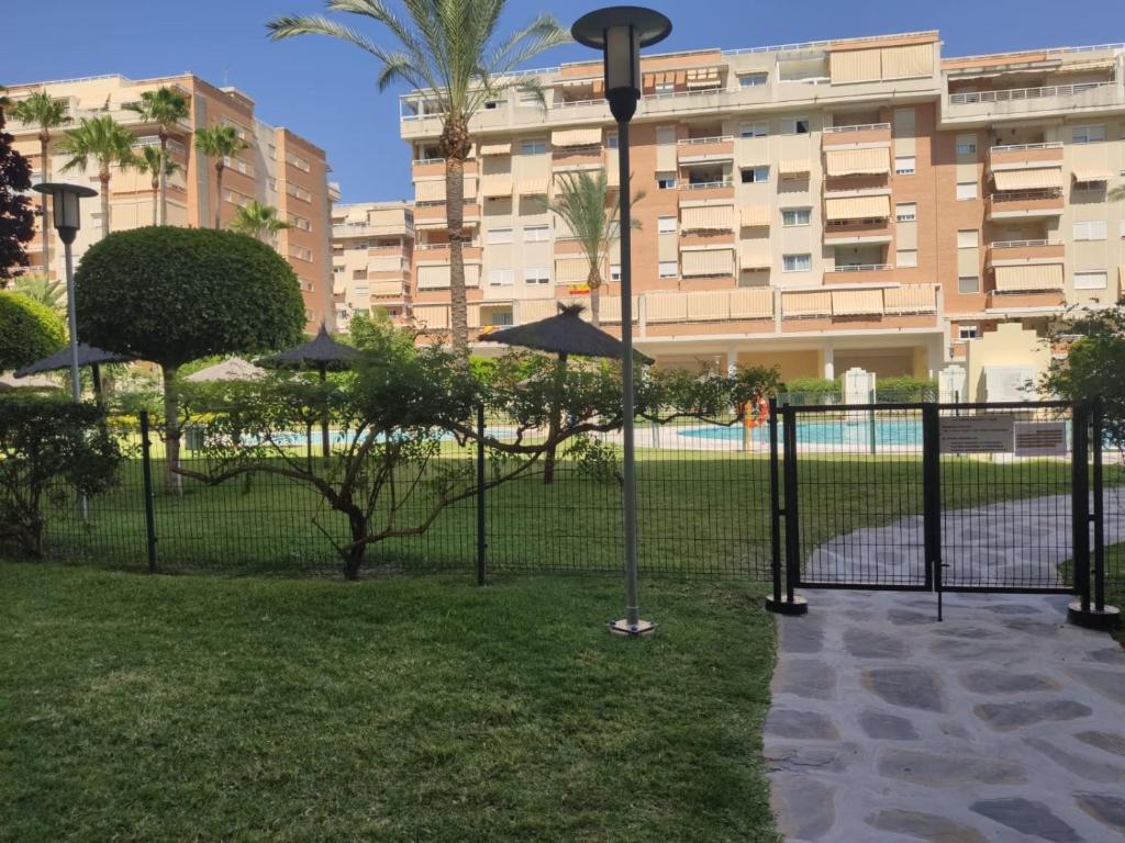 Bazén v ubytovaní Garden Teatinos, apartamento con piscina, aparcamiento y AC alebo v jeho blízkosti