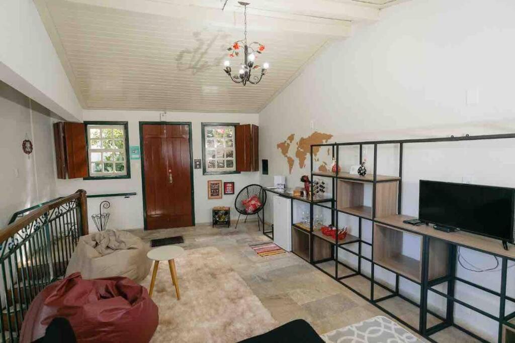 a living room with a couch and a television at Casadinha - Casa no centro histórico de Ouro Preto in Ouro Preto