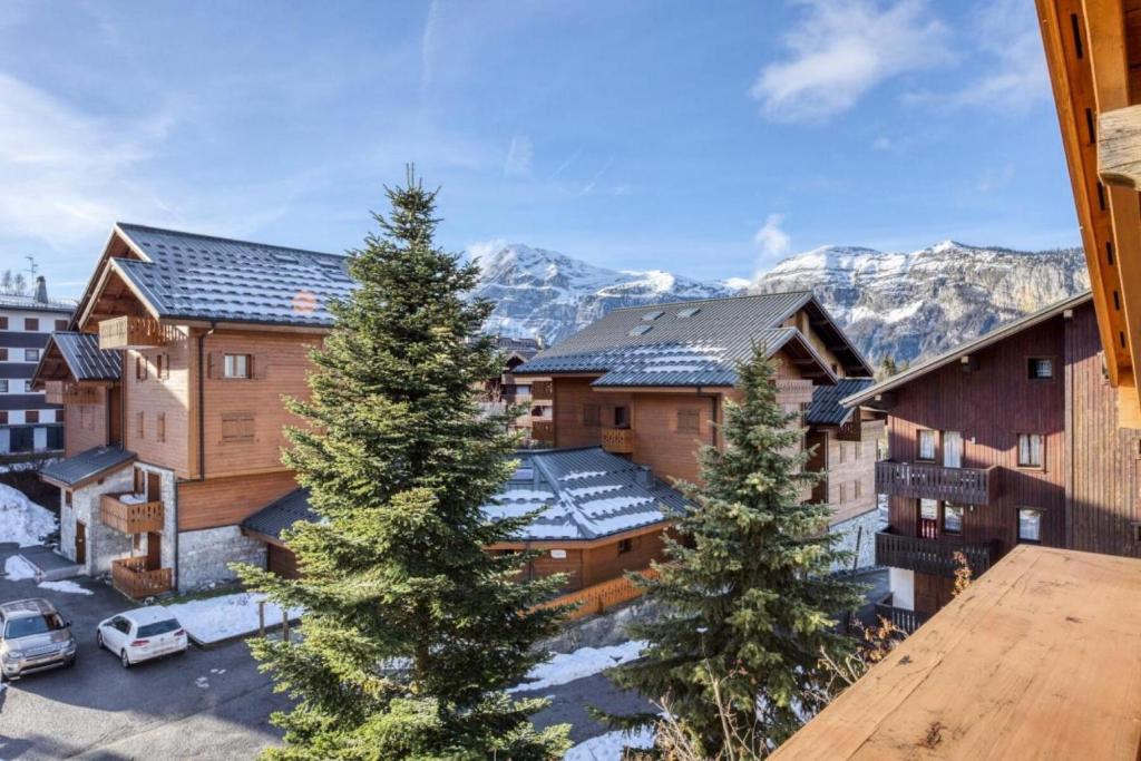 - une vue aérienne sur un complexe avec des montagnes enneigées dans l'établissement Résidence Les Fermes du Soleil - maeva Home - Appartement duplex 4 Pièces 8 Personnes - Prestige MAE-6447, aux Carroz d'Arâches