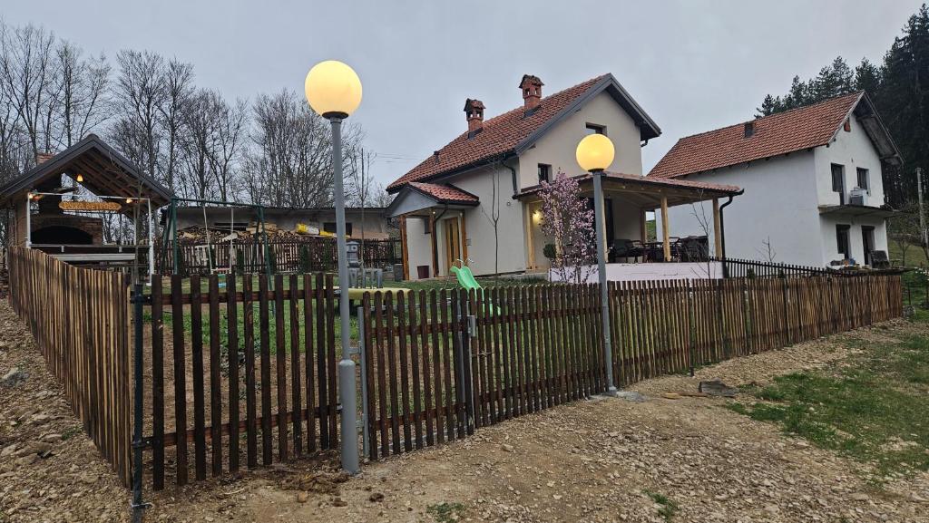 una cerca frente a una casa en Ruža vetrova en Kušići