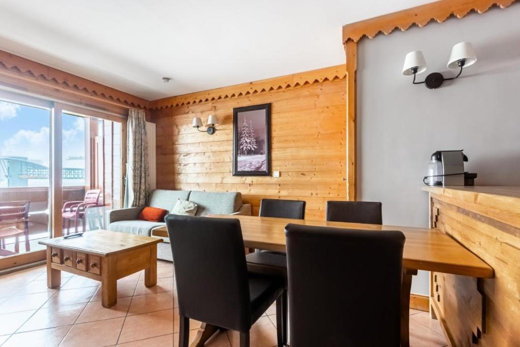 un salon avec une table et un canapé dans l'établissement Résidence Les Hauts Bois - maeva Home - Appartement 3 Pièces 6 Personnes - Sélection MAE-6511, à Aime La Plagne