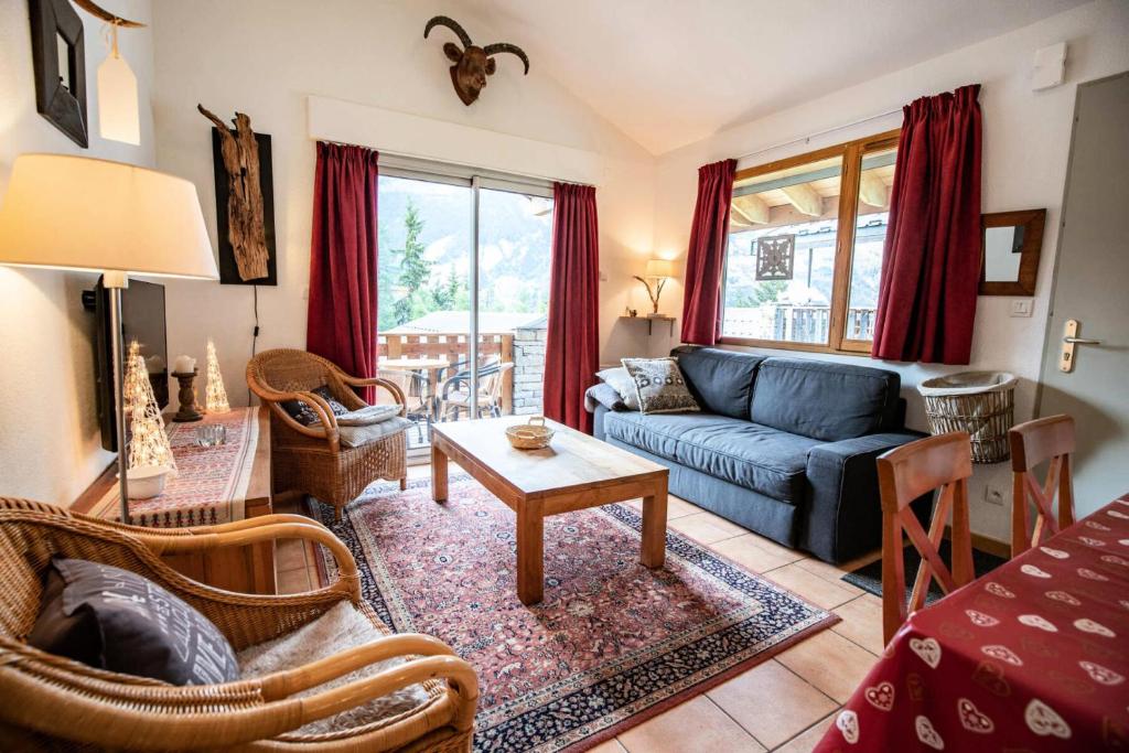 A seating area at Les Chalets Petit Bonheur - Chalets pour 6 Personnes 494