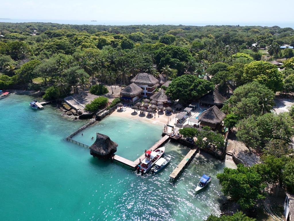 een luchtzicht op een resort in het water bij Hotel Isla del Sol in Isla Grande