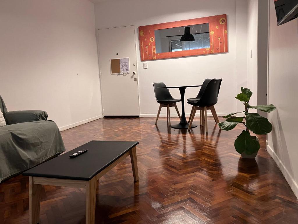 ein Wohnzimmer mit Tisch und Stühlen in der Unterkunft Excelente ubicación y comodidad in Buenos Aires